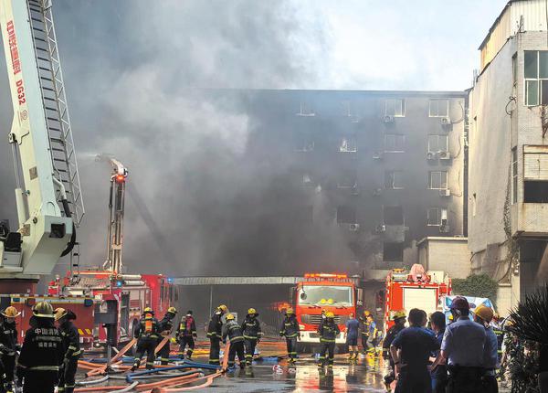 Firefighters battle the blaze at a shoe factory in Jinjiang, Fujian province, on Thursday. (ZHENG LIANG / XINHUA)