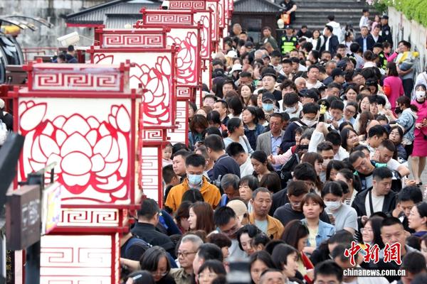 Tourists visit the Fuzi (Confucius) Temple scenic area in Nanjing, East China's Jiangsu province, May 3, 2026. (Photo: China News Service)