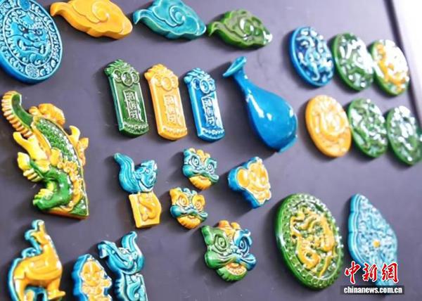 Refrigerator magnets made of glassware. (Photo: China News Service)