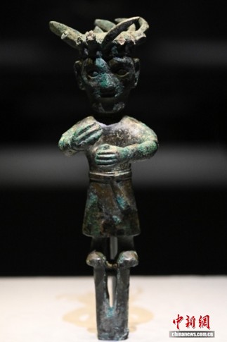 The bronze standing figure unearthed from Sanxingdui Ruins site, Sichuan province. (Photos: China News Service/Tian Yuhao)