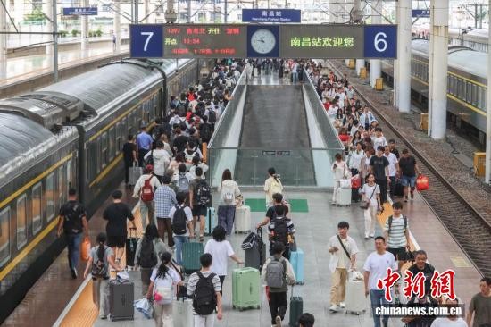 Passengers ar going to board a train at Nanchang Railway Station in Jiangxi Province, July 1, 2026. (Photo: China News Service/Liu Lixin)