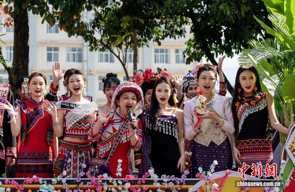 Lahu ethnic girls from Pu'er City, Yunnan Province, located on the border between China and Myanmar, greet tourists, Feb. 19, 2026. (Photo/China News Service)