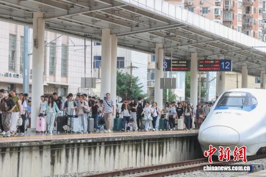 Travelers depart from Nanchang Railway Station in Jiangxi province on July 1, 2026. (Photo: China News Service/Liu Lixin)
