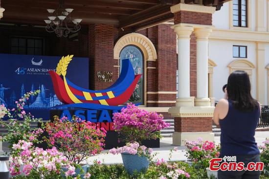 A journalist takes a photo of the logo of the 48th Association of Southeast Asian Nations (ASEAN) Summit in Cebu province of the Philippines, May 7, 2026. (Photo: China News Service/Zhang Xinglong)