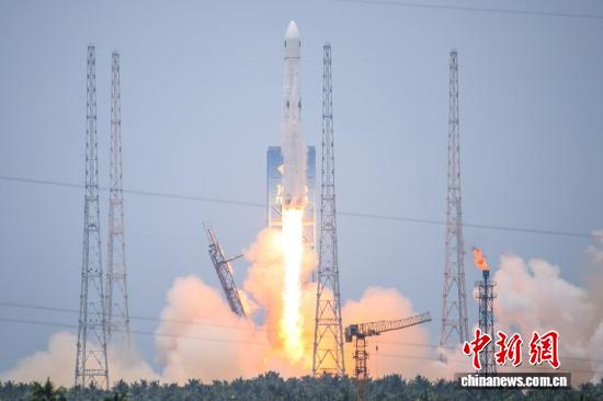 The Long March 10B carrier rocket lifts off during its launch mission. (Photo: China News Service/Luo Yunfei)