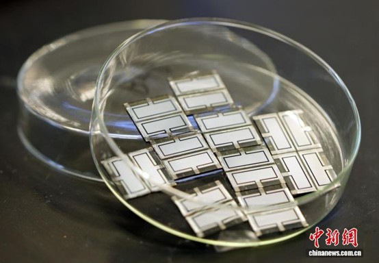Perovskite-organic tandem solar cell devices that were developed in the study. (Photo: Institute of Chemistry, Chinese Academy of Sciences)