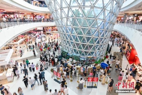 Customers shop at CDF Sanya International Duty Free City in Sanya, Hainan. (Photo: China News Service/Luo Yunfei)