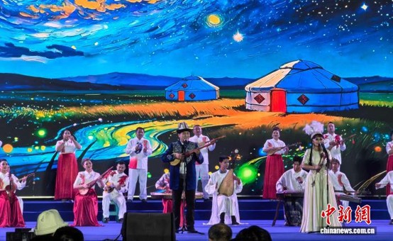 Artists perform excerpts from The Epic of Manas at the opening ceremony. (Photo: China News Service/Hu Jiachen)