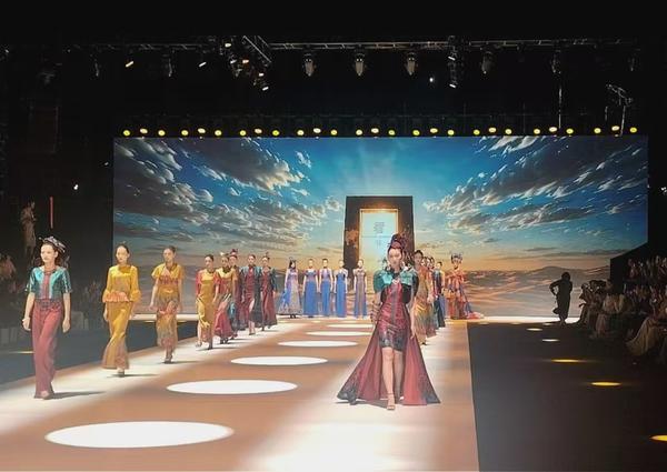 The 2026 Silk Road Fashion Week opens in Urumqi, Xinjiang Uygur Autonomous Region, July 11, 2026.(Photo: China Daily)
