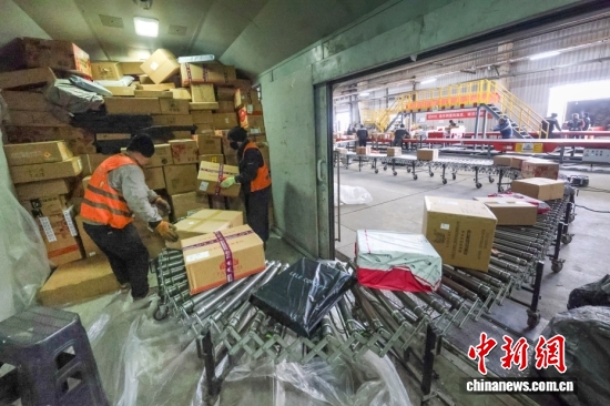 Workers are busy sorting express deliveries in a railway freight yard in Beijing’s Daxing District, February 5, 2026. (Photo: China News Service/Jia Tianyong)
