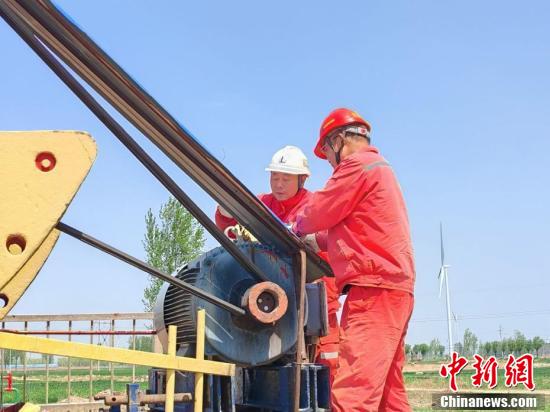 Workers at a crude oil production field. (File photo: China News Service)