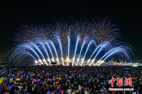 Tourists watch a drone fireworks show in Tianjin Binhai New Area on October 2, 2025. (File photo: China News Service)