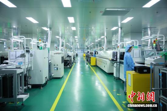 Auto electronic components are manufactured in orderly production at a factory in Wenzhou, Zhejiang Province, May 20, 2026. (Photo: China News Service/Sun Yangyang)