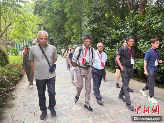 Representatives and guests from India, Pakistan and Sri Lanka visit Wild Elephant Valley in the Xishuangbanna National Nature Reserve, southwest China's Yunnan Province. (Photo: China News Network/Huang Fang)