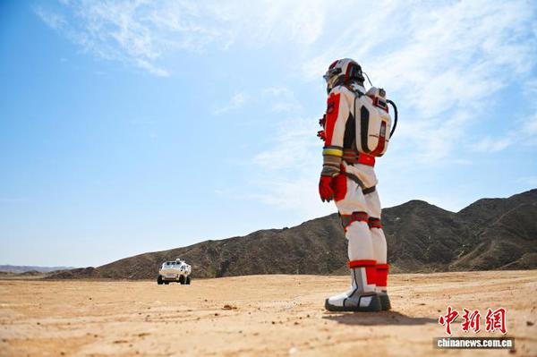 Participants take part in simulated spacewalk training at Mars Base 1 in Jinchang, Gansu Province. The base is located in the Gobi Desert, whose terrain closely resembles that of Mars. (Photo: China News Service/Li Yalong)