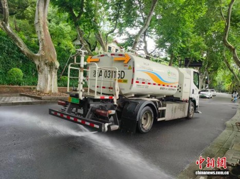 A street-washing truck operates in downtown Hangzhou, Zhejiang Province. (Photo: Courtesy of the Hangzhou Municipal Bureau of City Management)