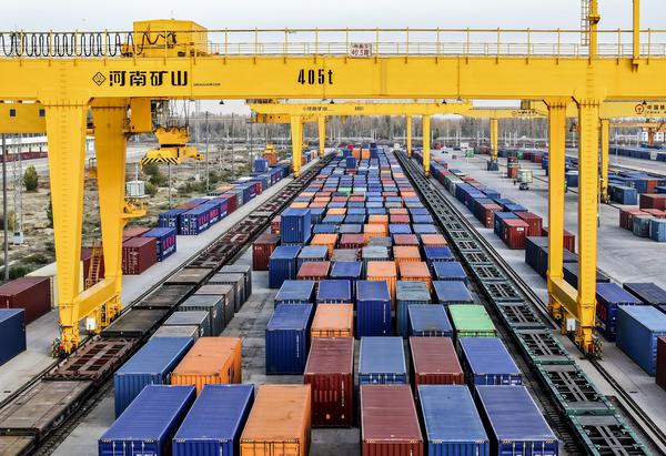 Containers await transshipment at the Khorgos rail transshipment yard in Xinjiang. (Photo: China News Service/Liu Xin)