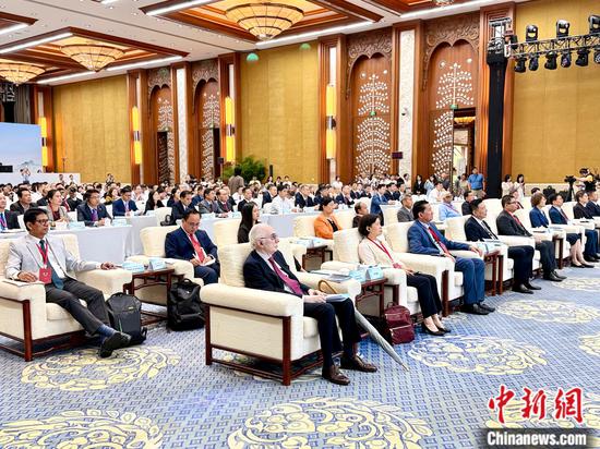 Representatives and guests from around the world participate in the Main Dialogue Session of the 2026 Global Mayors Dialogue · Xishuangbanna in Xishuangbanna Dai Autonomous Prefecture, southwest China's Yunnan Province, on July 16, 2026. (Photo: China News Network/Huang Fang)