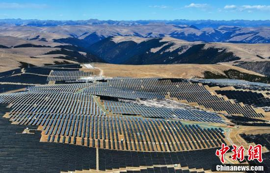 The Yalong River hydro-photovoltaic complementary project in Kela township of Yajiang county.(Photo: China News Service/Xue Di)