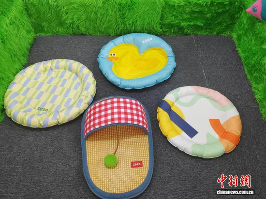 Pet cooling mats manufactured by an arts and crafts company in Taizhou, Zhejiang Province. (Photo: China News Service/Wang Huajun)
