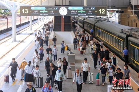 Passengers arrive at Beijing Railway Station on June 20, 2026. (Photo/Jia Tianyong)