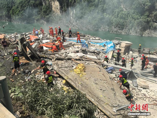 Rescuers carry out rescue operations after a landslide hit Pengshui Miao and Tujia Autonomous County in southwest China’s Chongqing, July 17, 2026. (Photo provided to China News Service)