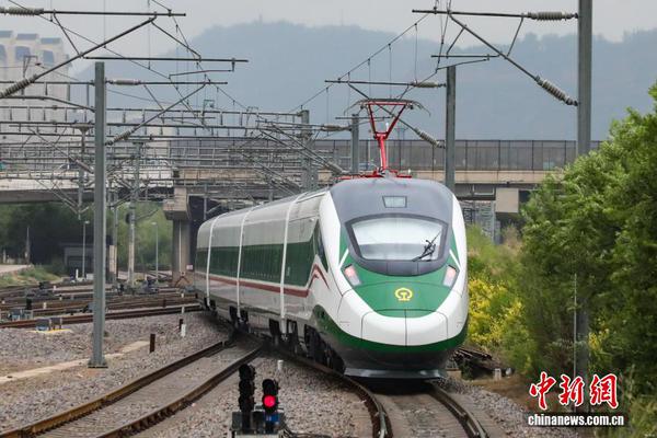 Fuxing sleeper train C4381 departs from Xining Station in Qinghai Province for Golmud on July 10, 2026. (Photo: China News Service)