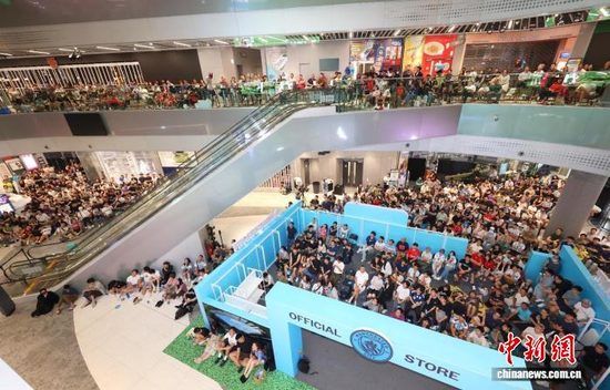Nearly 700 fans attend a free overnight screening of the 2026 FIFA World Cup final between Spain and Argentina at Kai Tak Mall in Hong Kong, July 20, 2026. (Photo provided to China News Service)