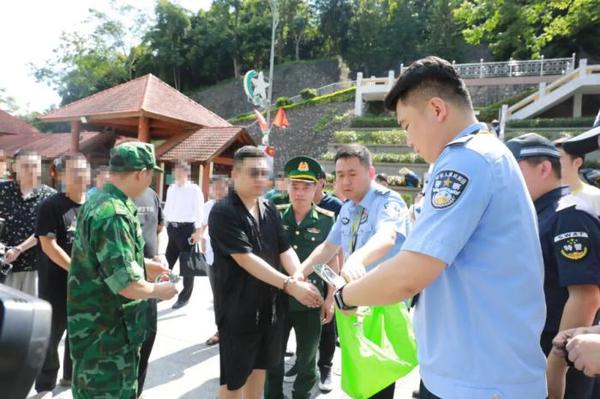 Suspects are handed over to the Chinese police. （Photo / ）