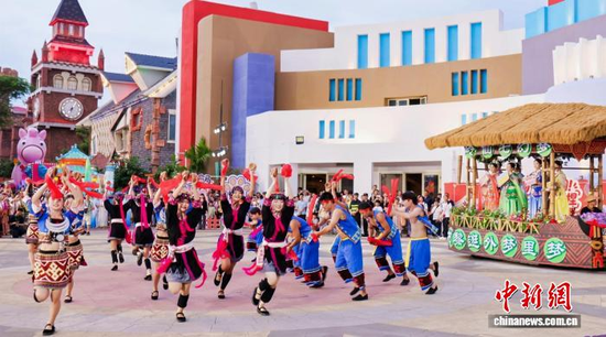 A carnival parade is held during the opening of the 27th Hainan Island Carnival at Changying Wonderland in Haikou, Hainan Province, July 18, 2026. (Photo/Hainan Provincial Department of Tourism, Culture, Radio, Television and Sports)