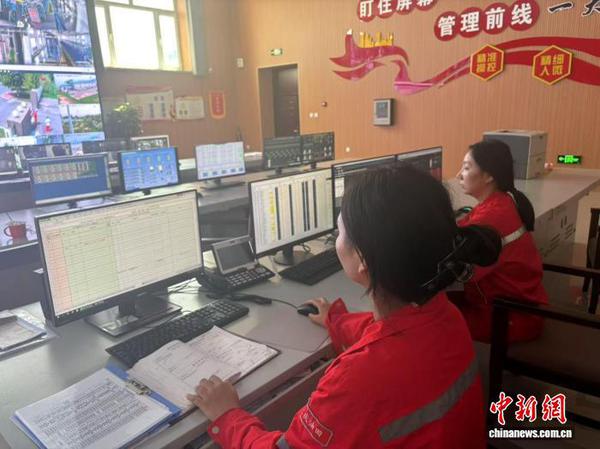Technical personnel from Daqing Oilfield's No. 5 Oil Production Plant collect technical data. (Photo: China News Service）
