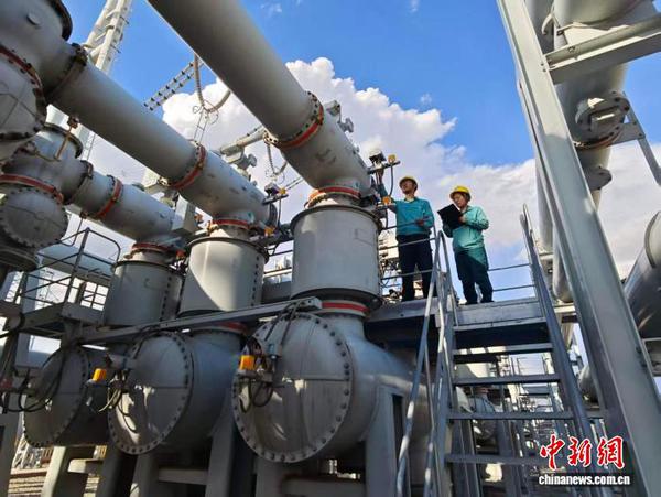 Staff inspect the main transformer's oil and winding temperatures at the 1,000-kilovolt Beiyue UHV substation to ensure normal operation during the summer peak demand. (Photo: China News Service）