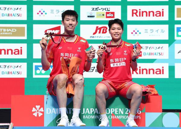 Feng Yanzhe and Huang Dongping pose for a photo after (Xinhua photo)