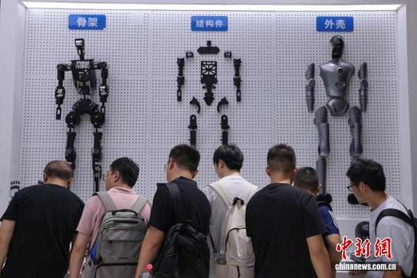 Visitors check exhibits on the last day of the 2026 World Artificial Intelligence Conference, July 20, 2026.（Photo: China News Service）