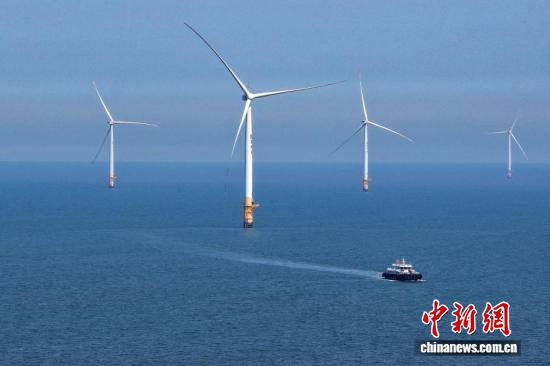 Wind turbines stand on the Yellow Sea, June 11, 2026. (Photo: China News Service/Yang Bo)
