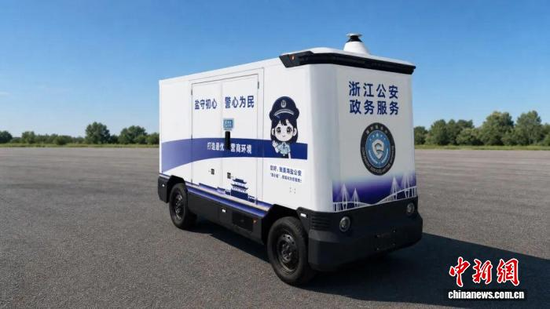 Zhejiang Province’s first mobile government service vehicle enters service in Jiaxing. (Photo: Courtesy of the Zhejiang Provincial Department of Public Security)