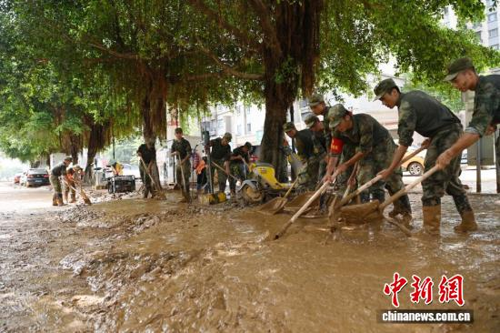 Soldiers help local residents clear silt after the flood in Guigang, Guangxi, July 10, 2026. (Photo: China News Service/Jiang Xuelin)