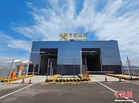 The vehicle scanning system (H986) operates at the inspection yard of the Haikou New Seaport and Nangang second-tier port (cargo) in Haikou, a coastal city in south China's Hainan province, on July 29, 2025. (Photo: China News Service)