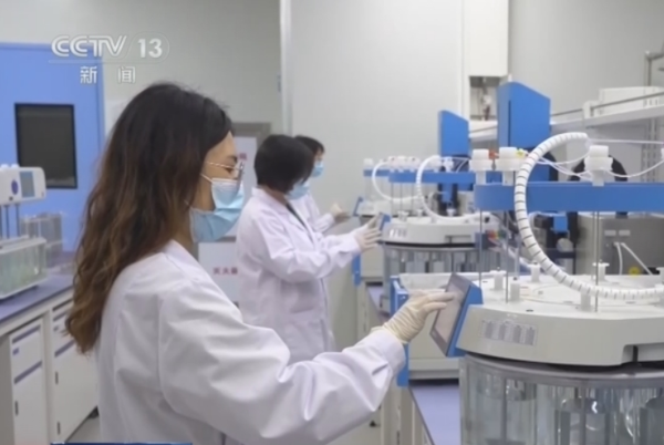 Scientists conduct experiments in the laboratory. (Screenshot from CCTV News)