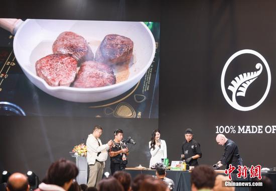 A New Zealand exhibitor cooks dishes live at the 7th China International Import Expo in Shanghai on Nov. 7, 2024. (Photo/China News Service)