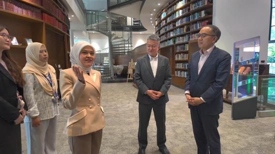 Hong Kong Secretary for Financial Services and the Treasury Christopher Hui (first right), accompanied by Malaysian Deputy Finance Minister Liew Chin Tong (second right), visits a financial services library established by Bank Negara Malaysia in Kuala Lumpur, Malaysia, on July 21, 2026. (Photo: Hong Kong SAR government)