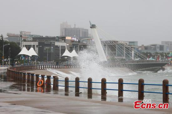 Typhoon Bavi continues moving north on July 13, 2026, bringing high waves to coastal waters near Qingdao in east China's Shandong Province. (Photo: China News Service/Zhang Xiaopeng)