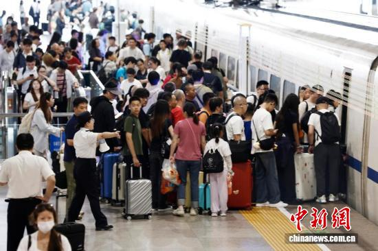 Passengers travel at Shanghai Hongqiao Railway Station, July 1, 2026. (Photo: China News Service/Yin Liqin)
