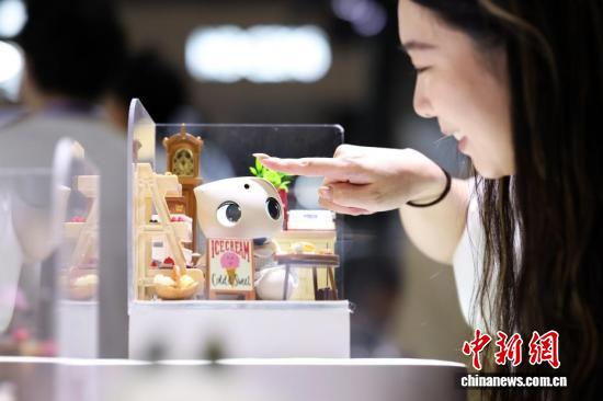 A visitor interacts with an AI agent at the World Artificial Intelligence Conference in Shanghai, July 17, 2026. (Photo: China News Service/Tang Yanjun)