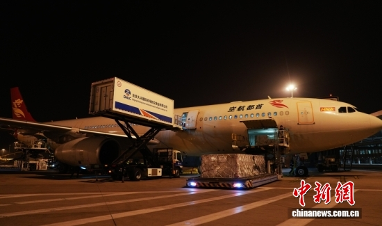 An air unloads cargo at Beijing Daxing International Airport, March 22, 2026. (Photo: China News Service/Yang Yawen)