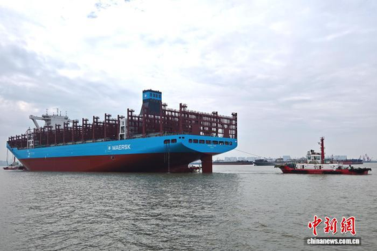 A 9,000-TEU container ship floats out of dock at Jiangsu New Yangzi Shipbuilding Co., Ltd. in Jingjiang, Jiangsu Province, on July 22, 2026. (Photo: China News Service/Gu Hua)