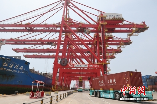 An intelligent guided vehicle (IGV) transports a container at Rizhao Port, Shandong, May 22, 2026. (Photo: China News Service/Sheng Jiapeng)