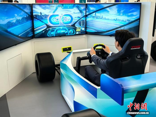 A passenger tries a virtual racing game during a media preview of the E-sport Experience Zone at Hong Kong International Airport on July 22, 2026. (Photo: China News Service/Liu Yueqing)