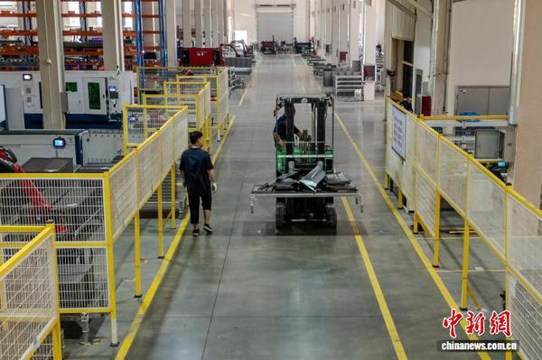 Workers fulfill orders at an intelligent steel furniture workshop. (Drone photo: China News Service/ by Li Chaoqing)