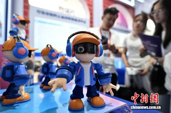 AI companion robots attract visitors at the 24th China Straits Innovation and Projects Fair in Fuzhou, Fujian province, June 18, 2026. (Photo: China News Service/Zhang Bin)